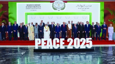 صورة جماعية للمشاركين في قمة شرم الشيخ (أ ف ب)