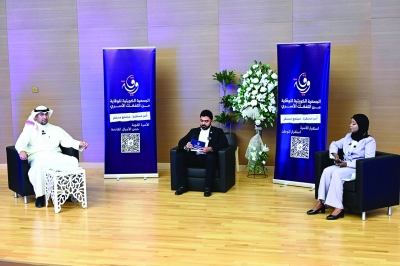 جانب من النقاشات في الندوة (تصوير: سعود سالم)