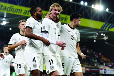 لاعب ألمانيا نيك فولتيماده يحتفل بهدفه في مرمى إيرلندا الشمالية (أ ف ب)