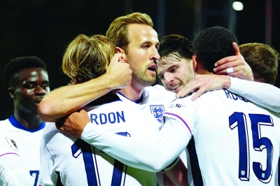 هاري كين يحتفل مع زملائه (أ ف ب)