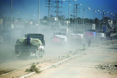 شاحنات تحمل مساعدات في ديرالبلح وسط غزة (أ ف ب)