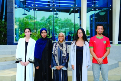 صورة جماعية للطلبة المستضافين