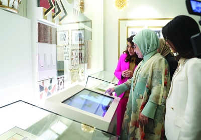 عقيلة الرئيس التركي لدى زيارتها متحف قصر السلام