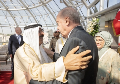 سمو الأمير مصافحاً أردوغان