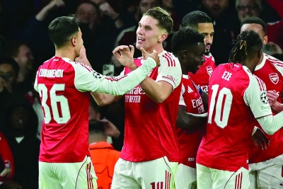 يوكيريس يتلقى تهنئة زملائه بعد هدفه في مرمى أتليتكو مدريد 
(أ ف ب)