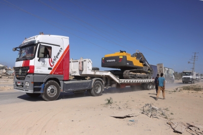 نقل مُعدات ثقيلة لانتشال جثث الرهائن في غزة (أ ف ب)