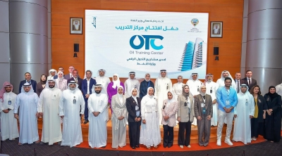 نمر الصباح يتوسط ممثلي جهات حكومية ومدير عام مايكروسوفت في الكويت وممثل المعهد الأميركي للسلامة والصحة وموظفي النفط