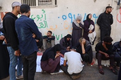 أسرة فلسطينية تودع أحد أقاربها من شهداء الغارات الإسرائيلية على غزة (أ ف ب)