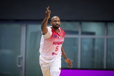 حمد عدنان محتفلاً بالتسجيل في سلة العلا