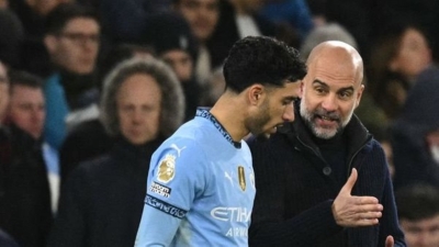 جوسيب غوارديولا موجهاً عمر مرموش