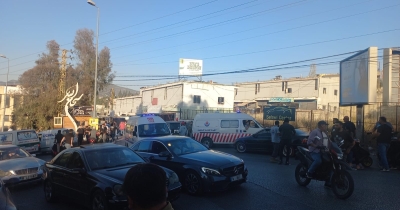 سيارات إسعاف في موقع غارة إسرائيلية على المدينة الصناعية في النبطية