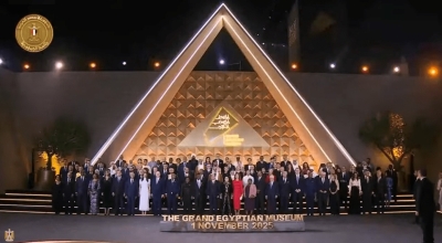 السيسي متوسطاً المشاركين في احتفالات افتتاح المتحف المصري الكبير في الجيزة