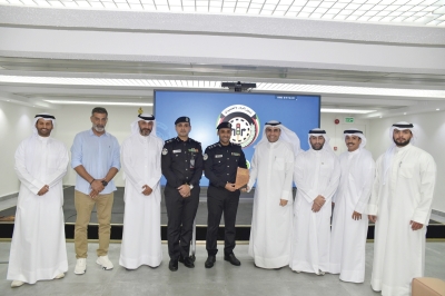 العتيبي والعنزي وأعضاء اللجنة يُقدّمون درعاً للمهندسين المشاركين في الندوة