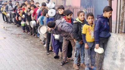 أطفال ينتظرون الحصول على طعام في غزة