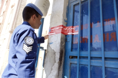 إغلاق إداري لإحدى المنشآت المخالفة (تصوير أسعد عبدالله)