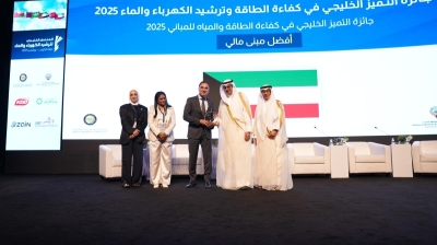 عزت حلّال متسلماً الجائزة نيابة عن البنك