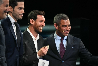 ليونيل ميسي متسلماً مفتاح مدينة ميامي
(أ ف ب)