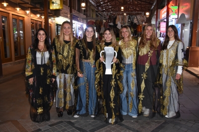 جولة حرة للاعبات البادل في سوق المباركية