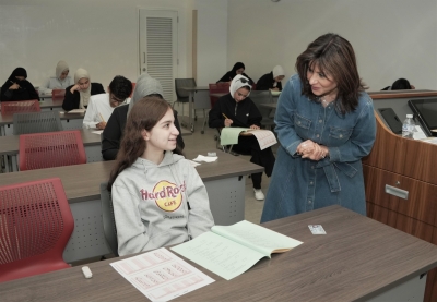 مديرة الجامعة في حديث مع إحدى الطالبات