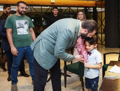 الشرع يحتضن طفلاً سورياً في البرازيل