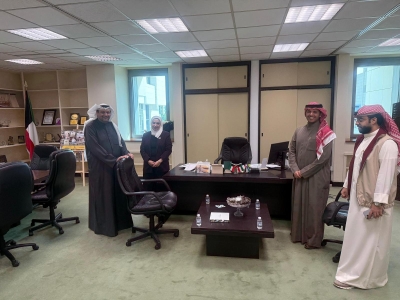 عيسى خلال جولته بإدارات «الشؤون» بمجمع الوزارات