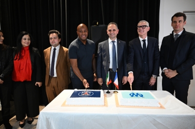 دومي وأنتونيللو والمستشار الثاني بالسفارة ديفيد عبدالقادر يقطعون قالب حلوى الاحتفال