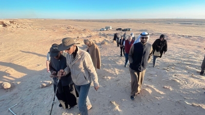 مبارك الهاجري خلال مراحل التجهيز للمشروع مستخدماً أحد أدوات الاستكشاف الجيولوجي