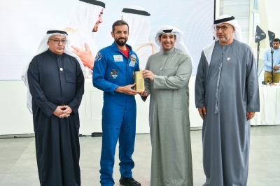 المطيري يقدم درعاً تذكاريةً للنيادي