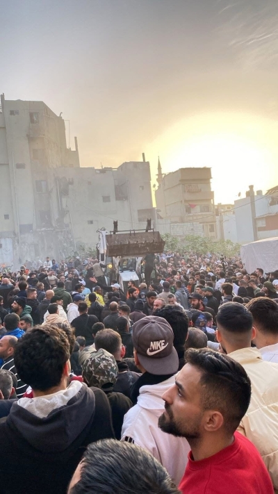 لبنانيون يبحثون عن ناجين تحت ركام المبنى المُنهار في طرابلس