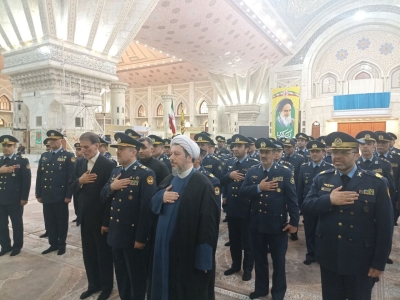 قادة في سلاح الجو الإيراني يجددون العهد والولاء في مرقد الإمام الخميني