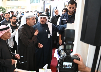 المخيزيم والزامل خلال جولتهما في المعرض