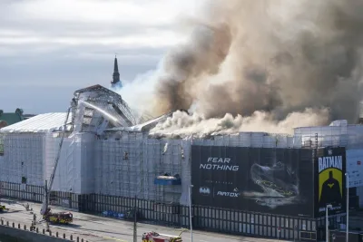 الدنمارك: السيطرة على حريق مبنى بورصة كوبنهاغن