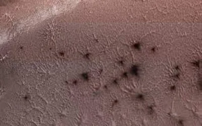'عناكب' في المنطقة الجنوبية من المريخ