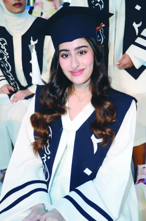 طالبات 'السالمية' و'أميمة بنت ربيعة' قطفن ثمار جهودهن ... تخرجاً