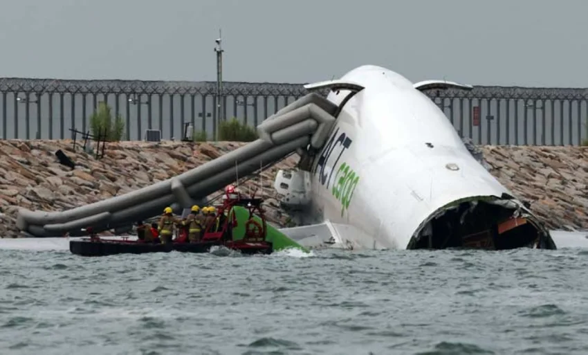 طائرة شحن تصطدم بمركبة وتسقط في البحر