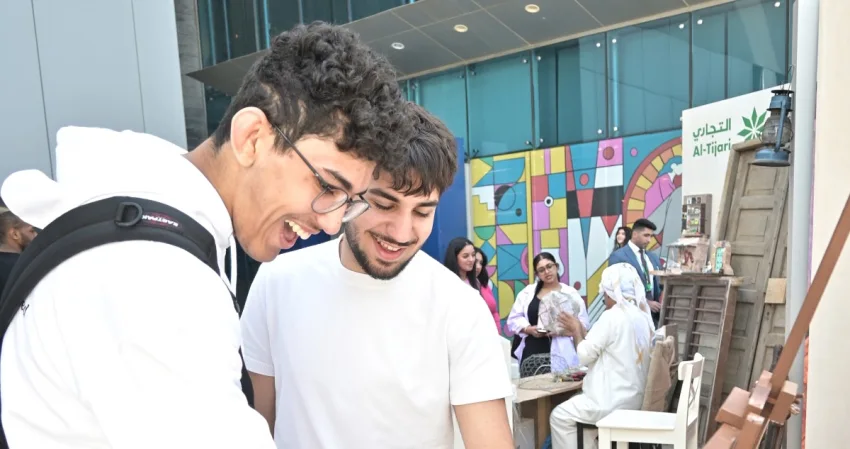 'التجاري' يزور طلاب الجامعة الأميركية للتعريف بالتراث الكويتي