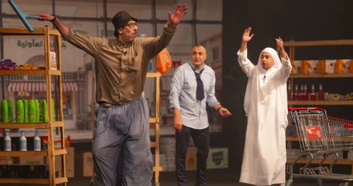مسرحية 'الباب يوسع جمل'.. كوميديا اجتماعية بتكنيك قديم 4 مسرحية 'الباب يوسع جمل'.. كوميديا اجتماعية بتكنيك قديم
