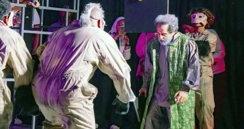 'المثلثات الدائرية'... عرض فلسفي يؤكد تنوع ثقافة المسرح في الكويت