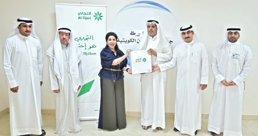 البنك التجاري يدعم جمعية المكفوفين ويزودها بجهاز 'برايل'