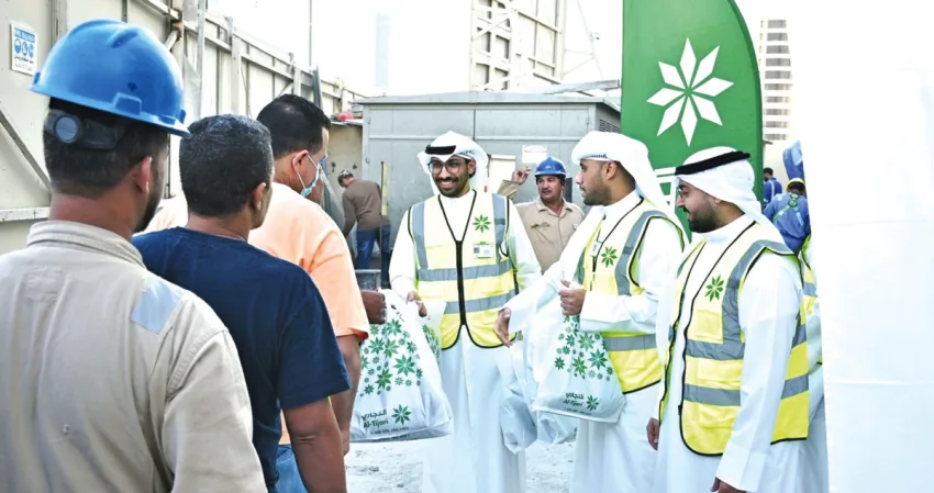 'التجاري' يوزّع كسوة الشتاء على العمال 2 'التجاري' يوزّع كسوة الشتاء على العمال