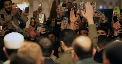 الشرع يؤمّ المصلّين في صلاة الفجر بالمسجد الأموي الكبير 'بزي التحرير'