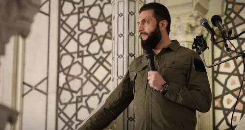 الشرع يؤمّ المصلّين في صلاة الفجر بالمسجد الأموي الكبير 'بزي التحرير'