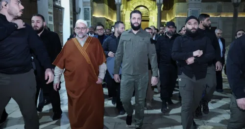 الشرع يؤمّ المصلّين في صلاة الفجر بالمسجد الأموي الكبير 'بزي التحرير'