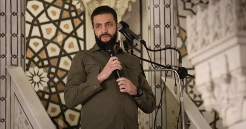 الشرع يؤمّ المصلّين في صلاة الفجر بالمسجد الأموي الكبير 'بزي التحرير'