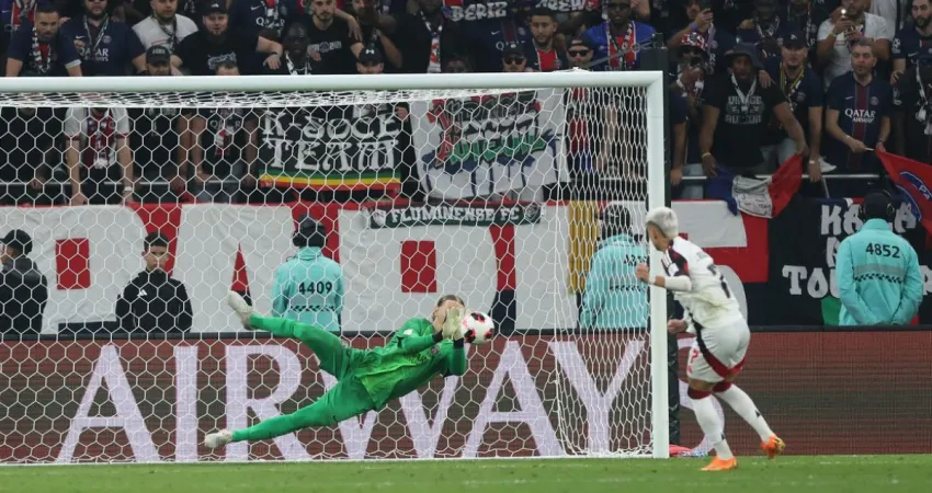 إصابة حارس سان جيرمان بكسر في يده