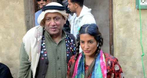 إيمان فيصل...'متوهجة' بين أخيها وزوجها في 'مرضي ودحام'