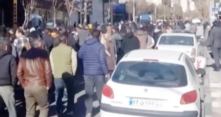 اتساع نطاق احتجاجات إيران... وبزشكيان يتعهد بحل المشكلات