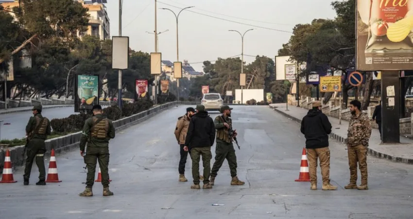 الجيش السوري يُخلي مواقع بحلب قبل قصفها وسط تجدد الاشتباكات 2 الجيش السوري يُخلي مواقع بحلب قبل قصفها وسط تجدد الاشتباكات