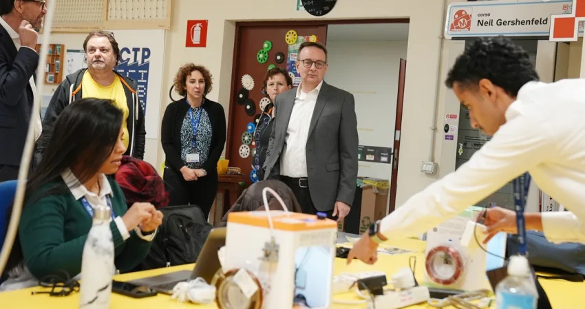 'التقدم العلمي': تأسيس مختبر تصنيع علمي مع المركز الدولي للفيزياء النظرية 2 'التقدم العلمي': تأسيس مختبر تصنيع علمي مع المركز الدولي للفيزياء النظرية