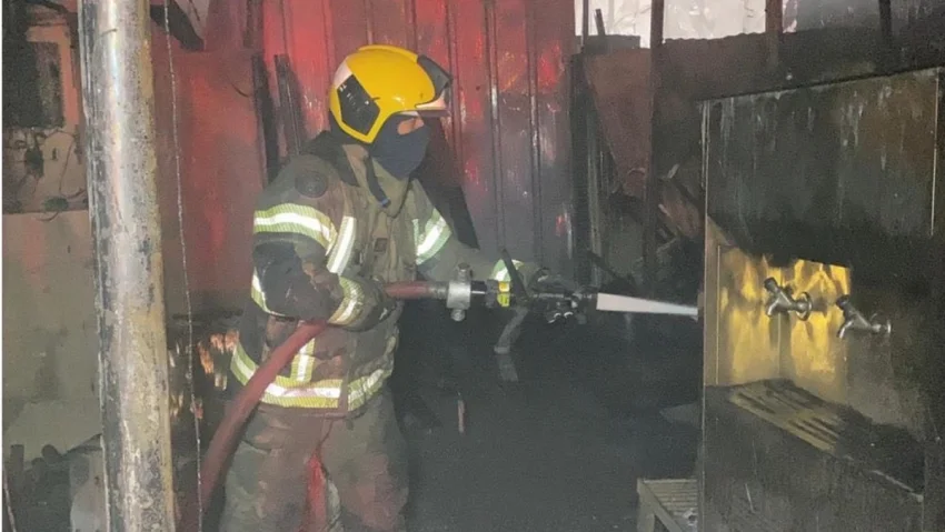 'الإطفاء' تسيطر على حريق مستودع أخشاب في أمغرة 2 'الإطفاء' تسيطر على حريق مستودع أخشاب في أمغرة